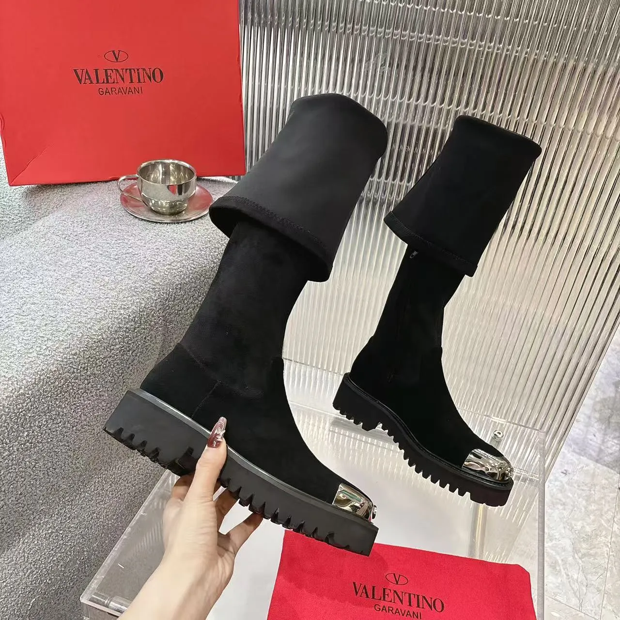 👟👟Ex-factory price 720👟👟 2026𝑉𝐴𝐿𝐸𝑁𝑇𝐼𝑁𝑂 Valentino ♡ͥ | 💫Purchase level🔍 Classic Valentino’s special textured hardware brings out a full sense of luxury After putting it on my feet, I was shocked that my feet looked slimmer! The new season lives up to expectations! Worth buying ❥The original method is absolutely sentimental ❥Elegant style creates a different feeling🙈 Simple temperament style!  ♡ show bdetails ———————————— ⊿▸: Code number｜35-40 (41. Customized) ⊿▸: Material｜Imported calfskin + elastic pu ⊿▸: Lining |Sheepskin ⊿▸: Code number 35-40 (41. Customized)